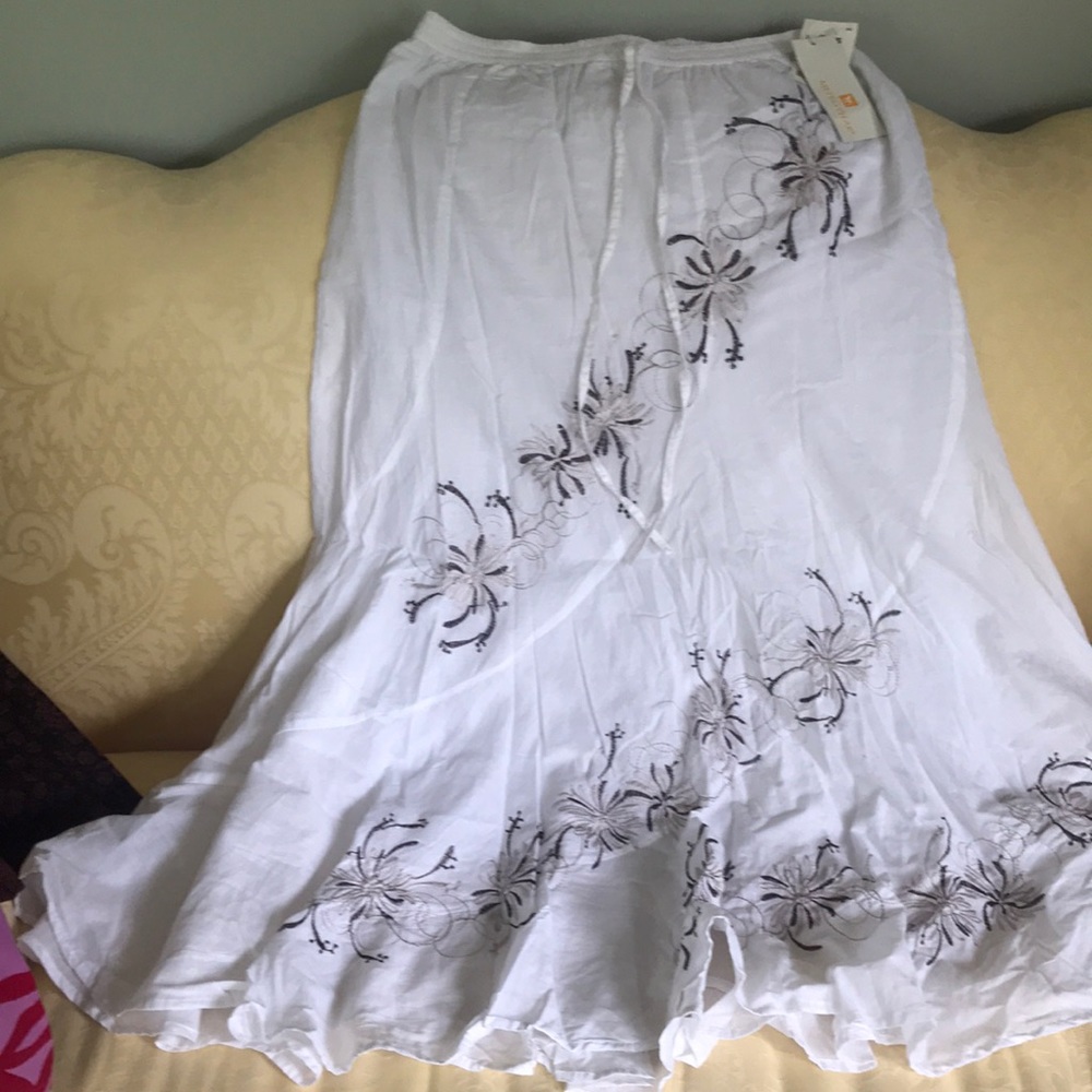 Long skirt medium with embroidery